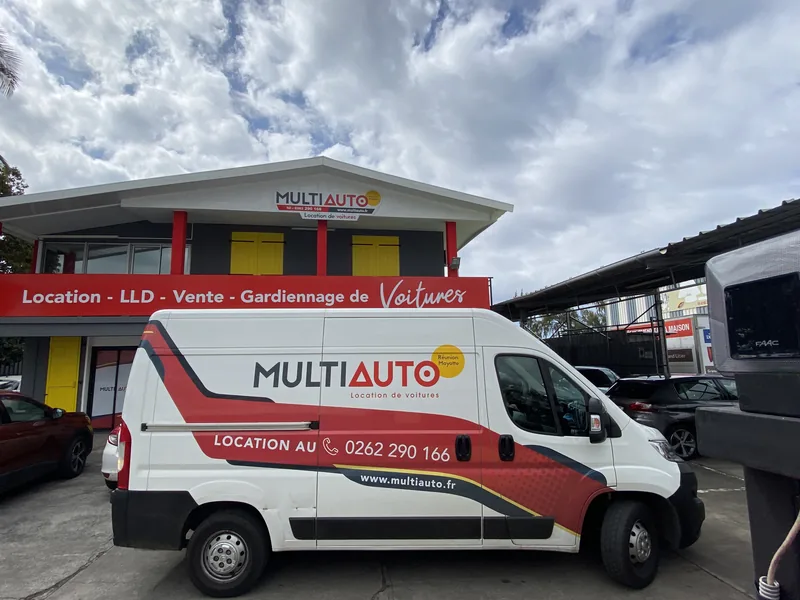 Kastenwagen von MultiAuto zur Miete vor der Station auf La Réunion