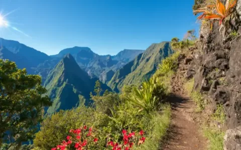 Sentier en corniche face aux pitons du cirque de Mafate