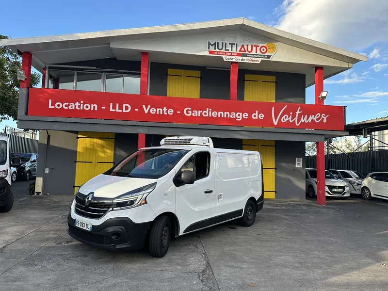 MultiAuto Renault Trafic refrigerated panel van for hire outside the branch in Réunion