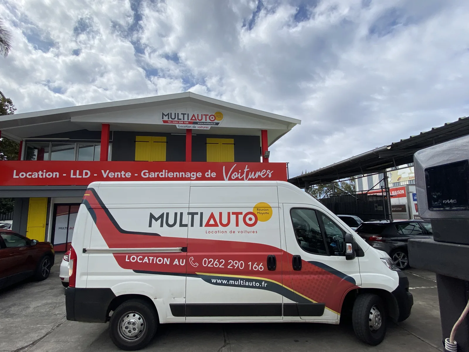 MultiAuto van for house moves and site work in Réunion