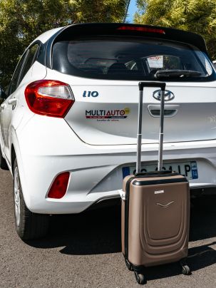 Voiture de location à l'aéroport de La Réunion - Prise en charge rapide avec un coffre spacieux.