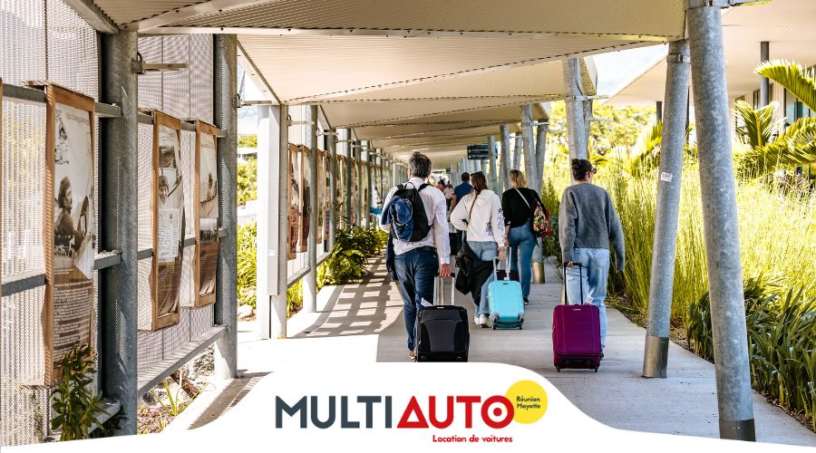 Voyageurs se dirigeant vers les agences de location de voiture à l'aéroport Roland Garros de La Réunion