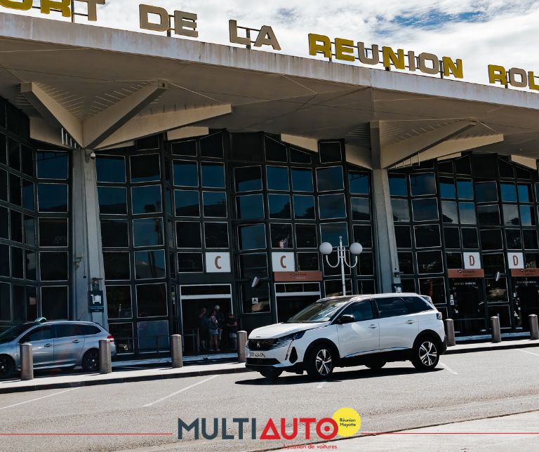 SUV devant l'aéroport de La Réunion, prêt pour votre location