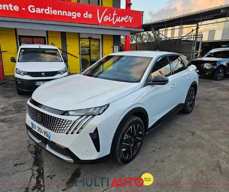 SUV Peugeot 3008 en location devant l'agence Multi Auto à La Réunion