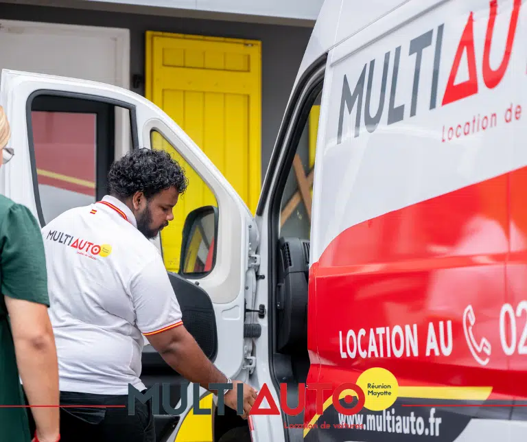 Agent Multi Auto ouvrant la porte d'un fourgon pour une cliente lors d'une location d'utilitaire d'entreprise à La Réunion